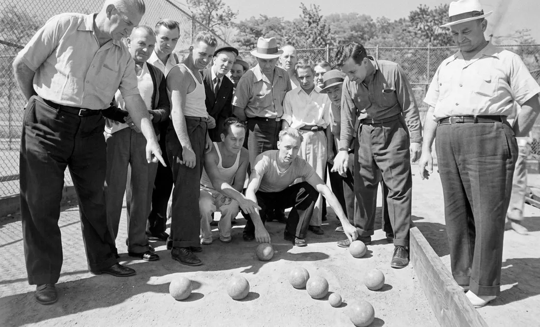 Players gathered around a point, 1950s